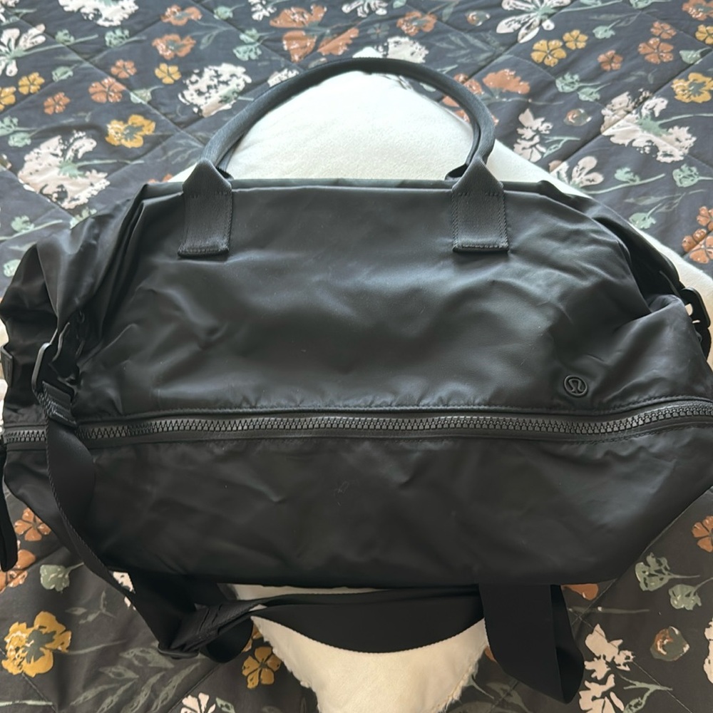 Lululemon go lightly black duffle bag— Slightly Used.